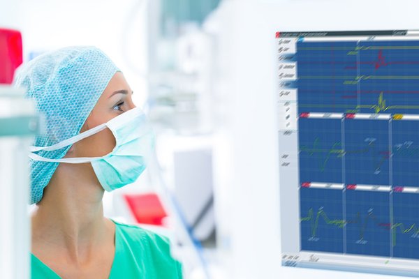 Anwendungsspezialistin beim IONM Klinikservice